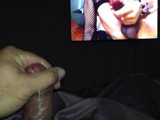Branlette, éjaculation en regardant du porno avec une chatte poilue
