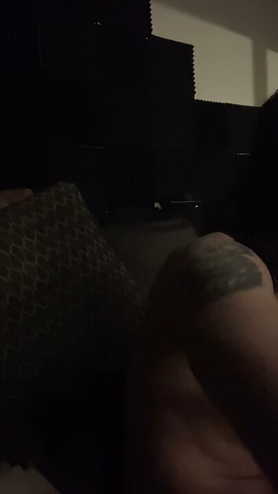 Twink alternativo tatuado sendo fodido e gozando