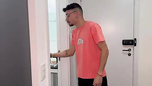 Kız arkadaşımın üvey erkek kardeşini bizi gardıroptan izlerken yakaladık