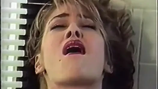 Sarışın küvette azıyor ve tek başına mastürbasyon yapıyor