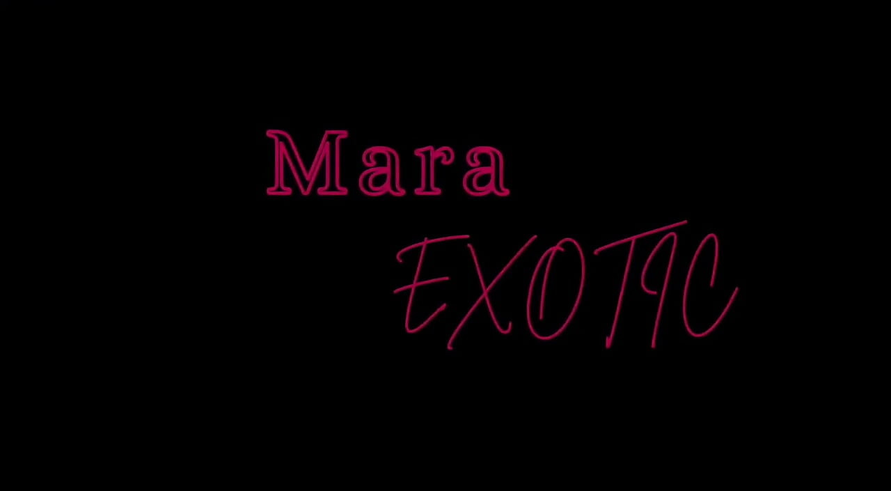 Sexy dona de casa nigeriana com tesão usando vibrador e varinha Hitachi - Mara Exotic