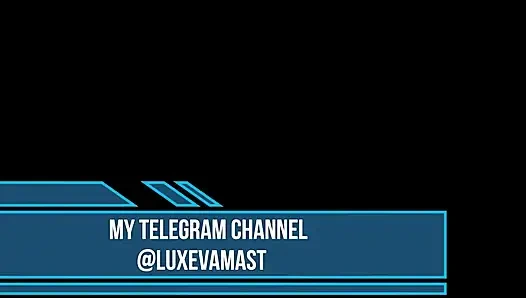 Грудастая милфа трахает свою киску, пока не кончит