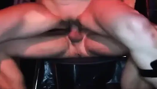 Cewek sange ini di-fisting sampai lubangnya menganga lebar di pesta seks