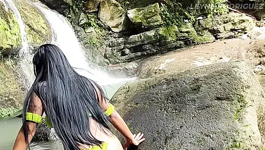 Kepergok lagi ngangkang di luar ruangan! Kompilasi video amatir cewek mungil latina lagi asik di depan umum