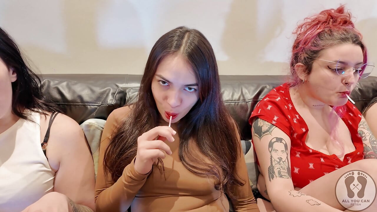 Cuatro chicas piruleta de mascar fetiche besos lamiendo