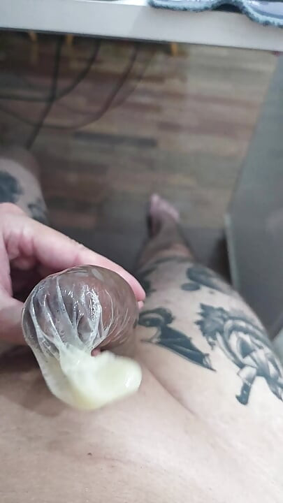 IGRANJE S KONDOMOM PUNIM SPERME