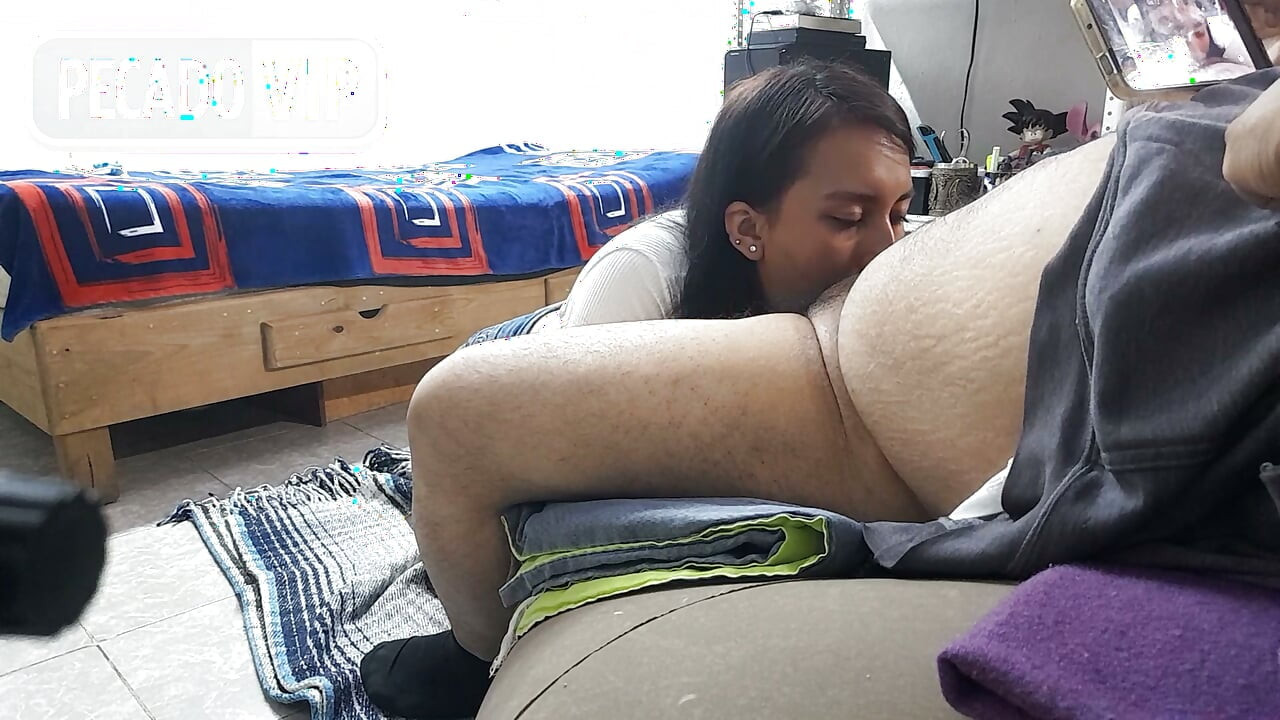 Min heta skolunge stannar hemma och ger mig några läckra djuphalningar
