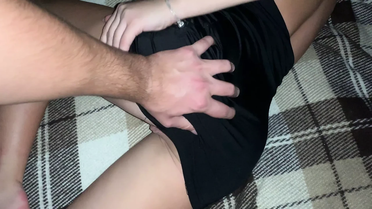 他在派对上捡到了一个美女，然后把她带回家做爱