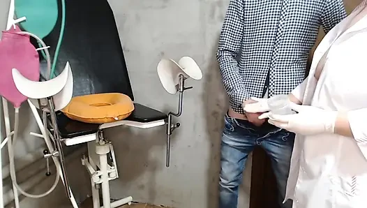 Büyük memeli bir hemşire bir hastanın boşalmasına izin veriyor