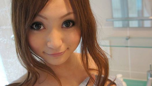La japonaise brune Rui Yazawa fait pipi, non censuré