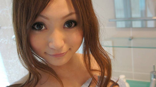 Japanese brunette Rui Yazawa is peeing, uncensored