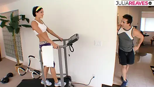 Fitnesstrainer fickt seinen hübschen kunden im studio