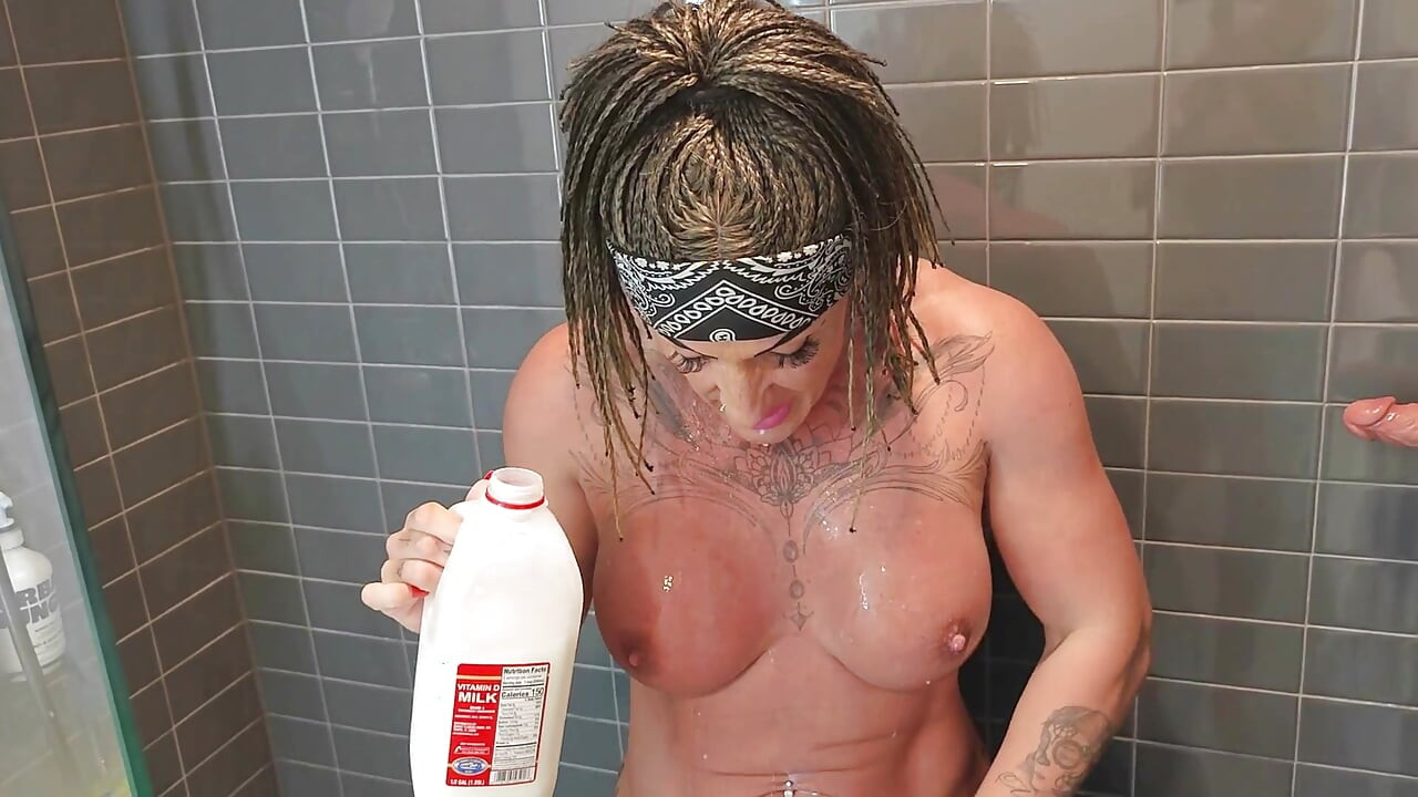 Je baise, baigne dans du lait