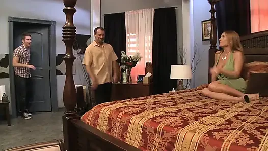 Tante super sange ini pengen dientot sama dua kontol besar