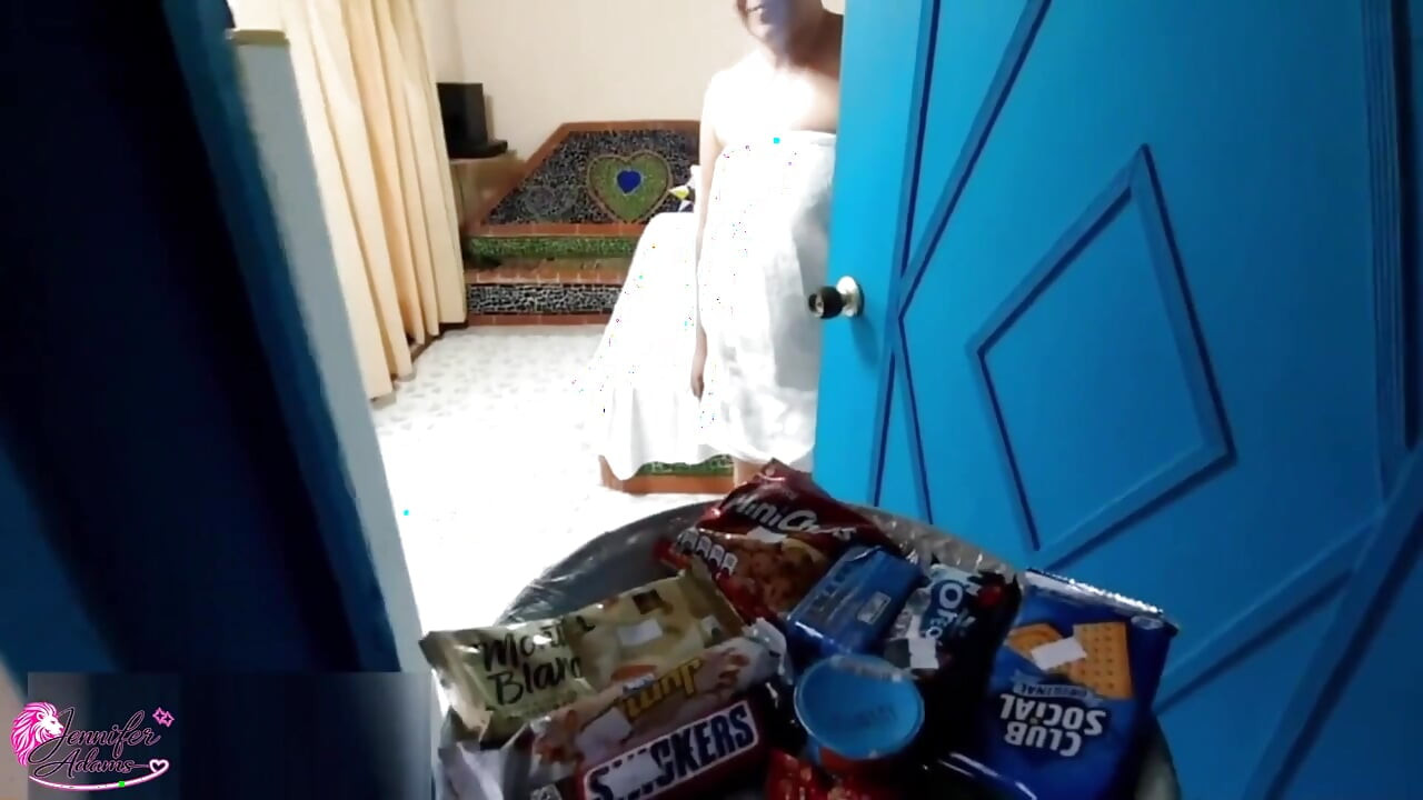 Hot and Sexy MILF Enjoys a Service That Makes Her Moan with Pleasure Until She Cums. Cumshot - Spanish Porn