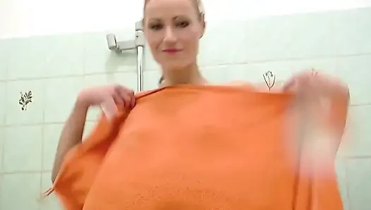 Cewek sange rambut cokelat ini lagi asik nyepong kontol di kamar mandi sampai dicrot di muka