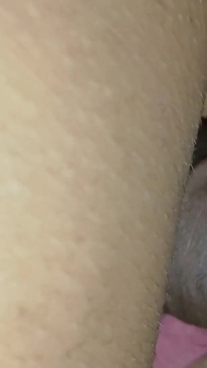 방에서 쉬고 있는 의붓여친과 그의 성기를 입에 넣는 의붓여친 | 클립 1