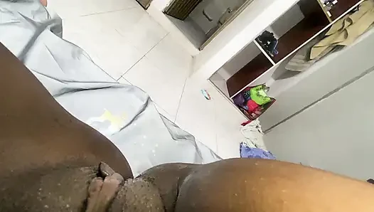 İyi bir fışkırtma için yeni vibratörü kullanıyorum