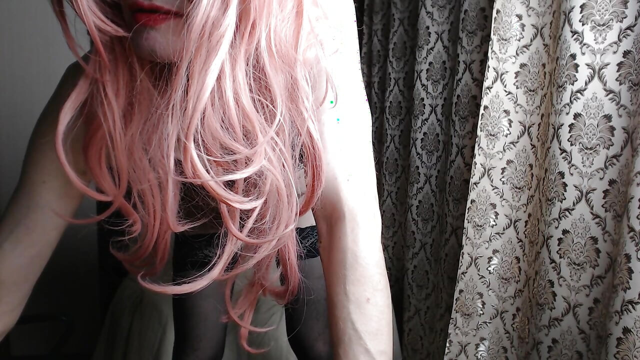 Une Fille Webcam Travestie Et De Mœurs Légères En Robe De Femme De Chambre Se Déshabille Et...