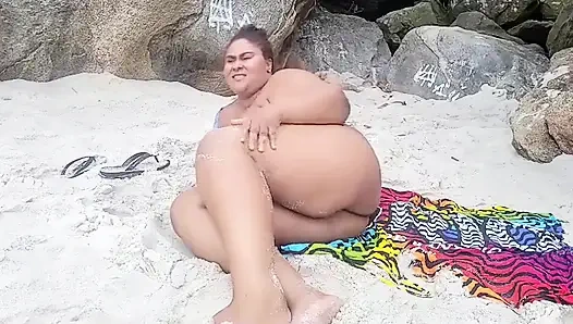 Они застукали меня за сексом на пляже и наблюдали, это было вкусно.
