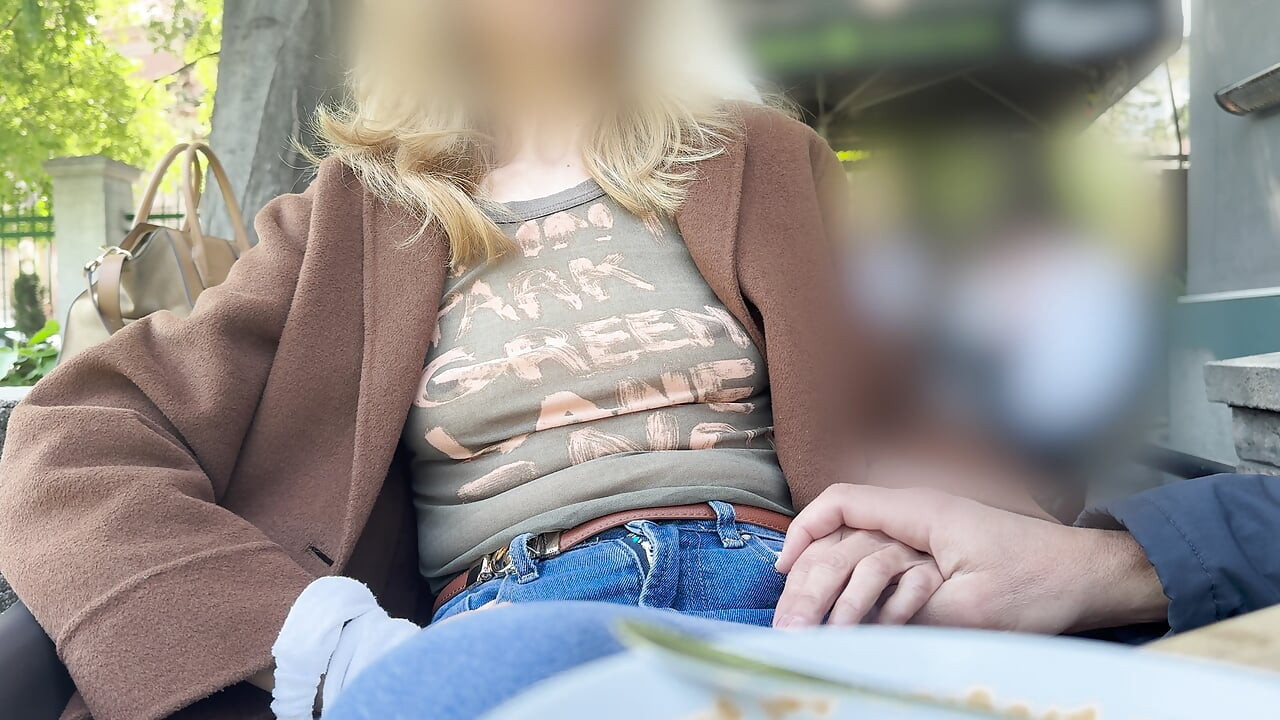 Mijn man plagen in een puur shirt met grote doorboorde tepels in Oudoor-koffieplaats