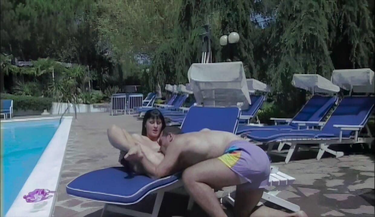 Karma follado en el culo de la piscina