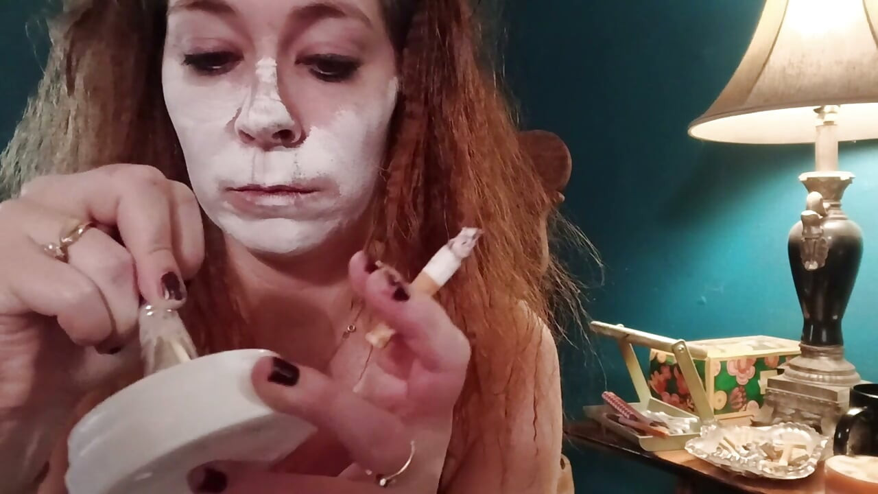 Maquillage de clown et fétichisme de la cigarette