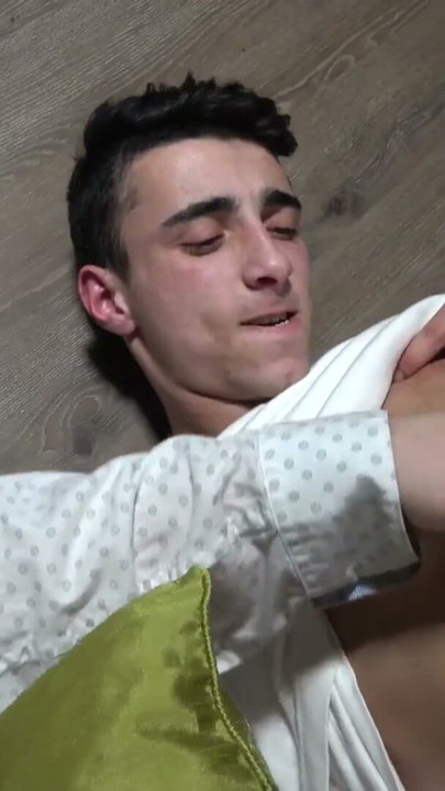 Hübscher tschechischer junge mit abs bekommt handjob von fremden | Clip 1