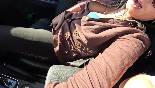 Интенсивная игра в машине - мастурбация в тугих леггинсах, минет и грязный камшот на лицо 305