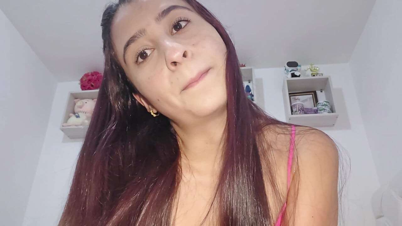 Ella enseña maquillaje pero esconde algo
