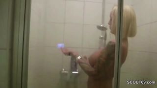 Une MILF allemande sexy se fait surprendre sous la douche et séduire