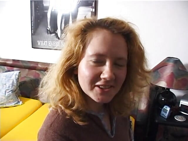 Peluda loira gata chupa o pau do cara no casting em primeiro plano