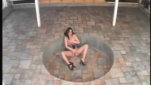 Tante seksi yang lagi sange muasin memeknya satu sama lain di pesta seks liar