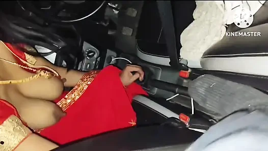 Musim 167. Kakak ipar india dengan kain serabut merah melui pakaiannya di dalam mobil dan ngentot