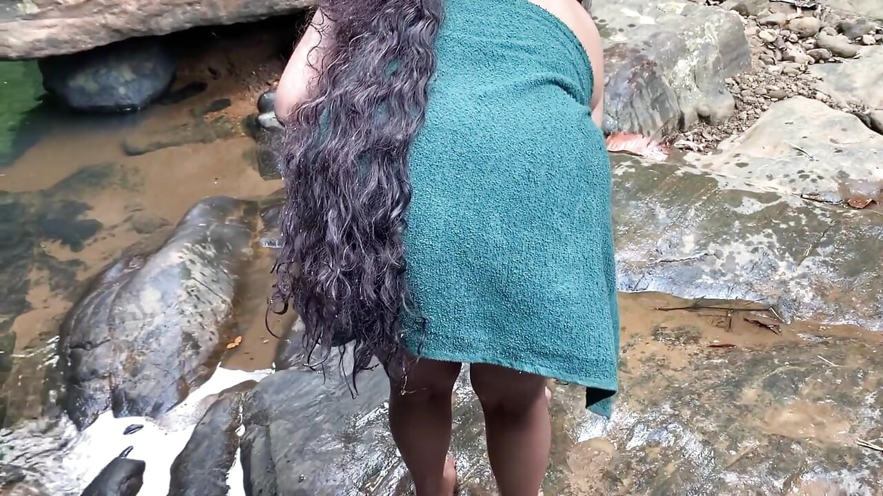 폭포에서 알몸으로 목욕하고 자위하는 동안 내 여친을 촬영했습니다.