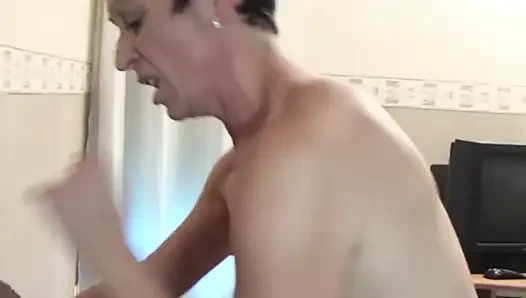 Güzel Bir MILF Komşuların Gürültüsünden Şikayet Ediyor Ve Toplu Seks Yapıyor