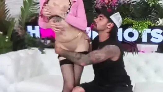 Breezy bri suka ngentot kontol besar sambil pakai dildonya!