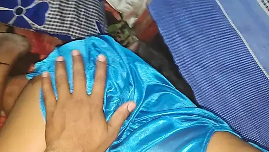 Arkadaşının karısı yarak ve amcıkla oynuyor götten sikiliyor.