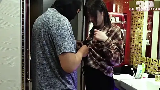 Abweichende paar-fantasie, eine ehefrau, die von einem anderen mann genommen wird, während ihr ehemann zuschaut? Zitternder höhepunkt und ein intimes cuckold-finish