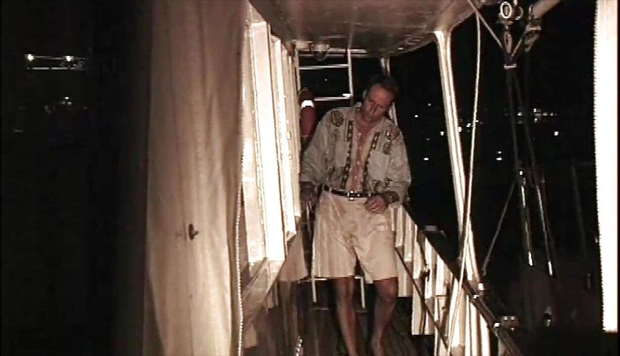 Un Trío En Un Barco Con Dos Zorras Calientes