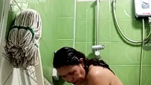 Sabah banyo yaparken götünü izliyorum