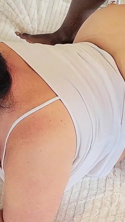 Isteri tebal dengan pantat besar membawa pulang jantan kote hitam besarnya | Klip 2