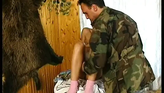 Küçük memeli sarışın genç kız hunter'ın yarağını emdikten sonra yüzüne boşalıyor