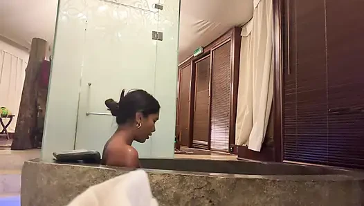 Küçük Hintli kız mastürbasyon yapmayı seviyor
