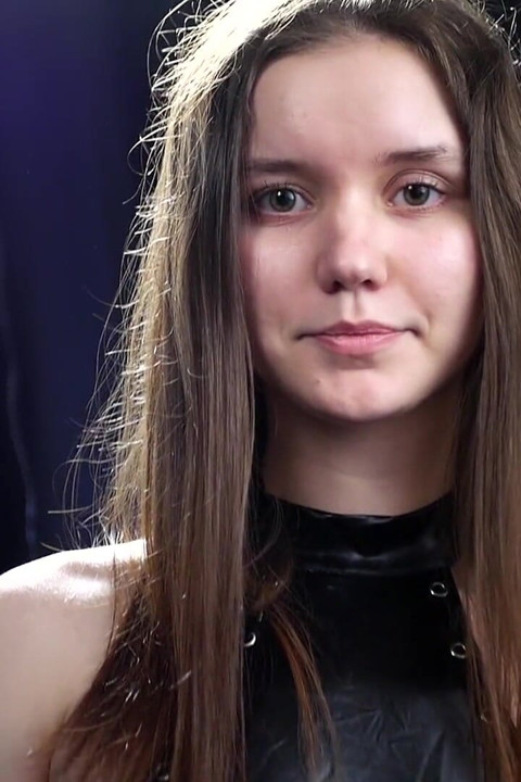 Sexy brunetka kouří v elegantním latexovém oblečení, dominantní a sebevědomá atmosféra
