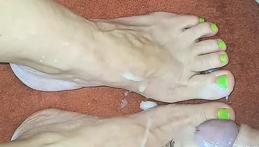Aku minta pacarku untuk pijat kakiku yang seksi