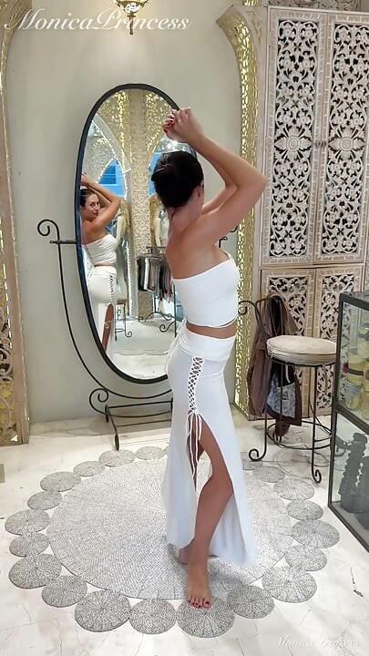 Seksowne stroje balijskie przymierzają się w butiku