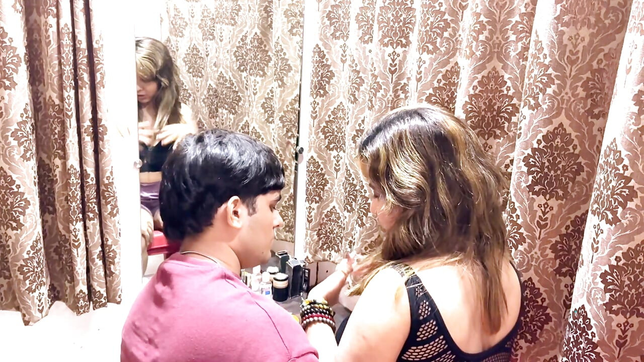 India tina Nandey atrapada teniendo sexo duro con un amigo del collage en hotel hindi desi videoi