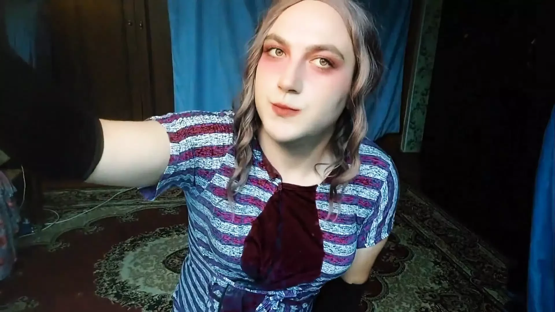 HEET KLAARKOMEN. Handless grote lading komt klaar schattige ladyboy travestiet cosplayer model Mietje