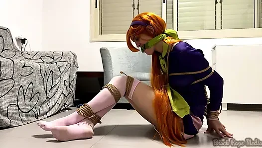 Связанная Дама Daphne Blake